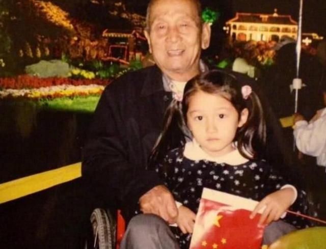 鹿晗关晓彤情侣围巾上热搜,扒一扒京圈格格背