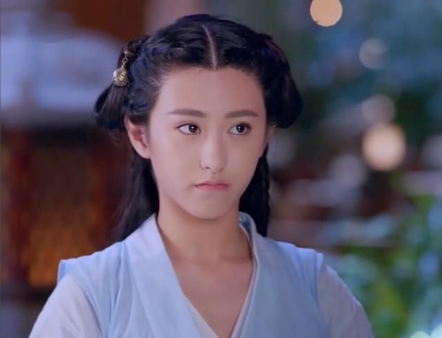 影视剧中整容脸女配,李心艾眼角开到鼻梁,她