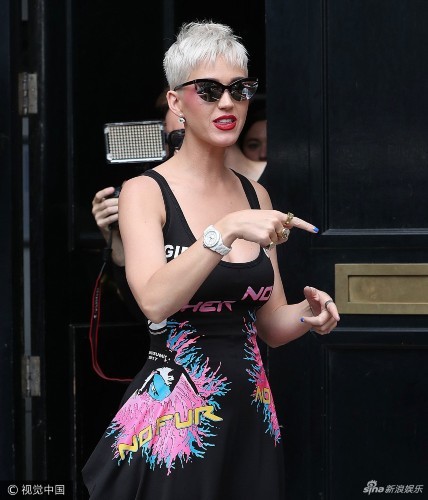 组图:水果姐清凉出镜美胸一览无遗 指手划脚奉送表情包