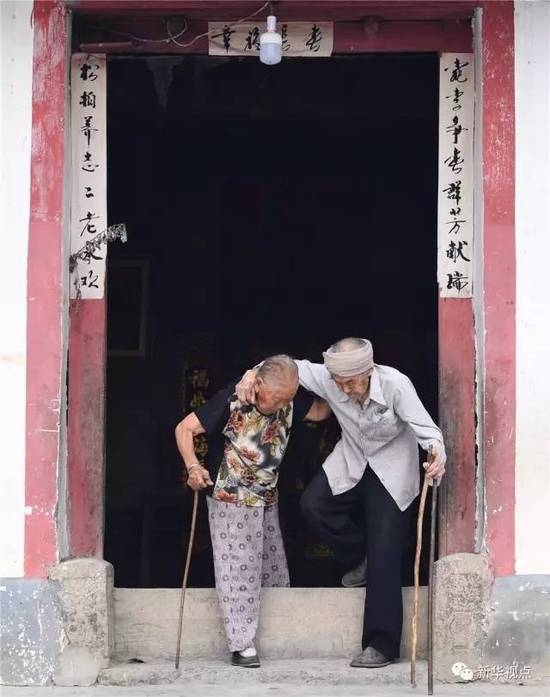 向永山和妻子吴喜安相互搀扶着,跨过门槛.