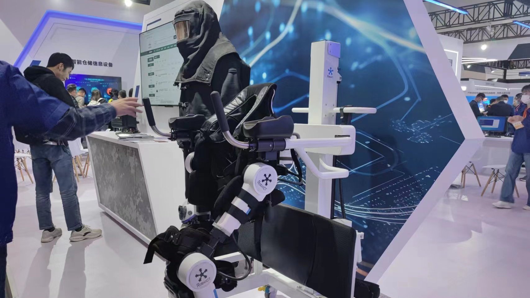 第八届中国（北京）军事智能技术装备博览会今天开幕