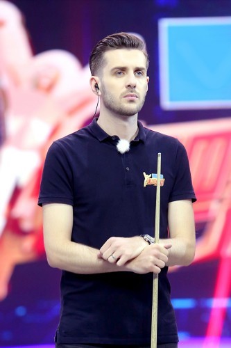 规则冠军们留下手印丁俊晖正式比赛时很轻松丁俊晖与塞尔比共同迎战