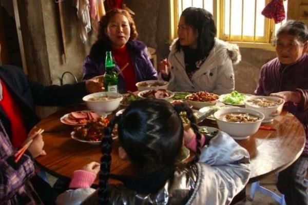 农村的旧俗,为什么妇女孩子不能上桌吃饭?