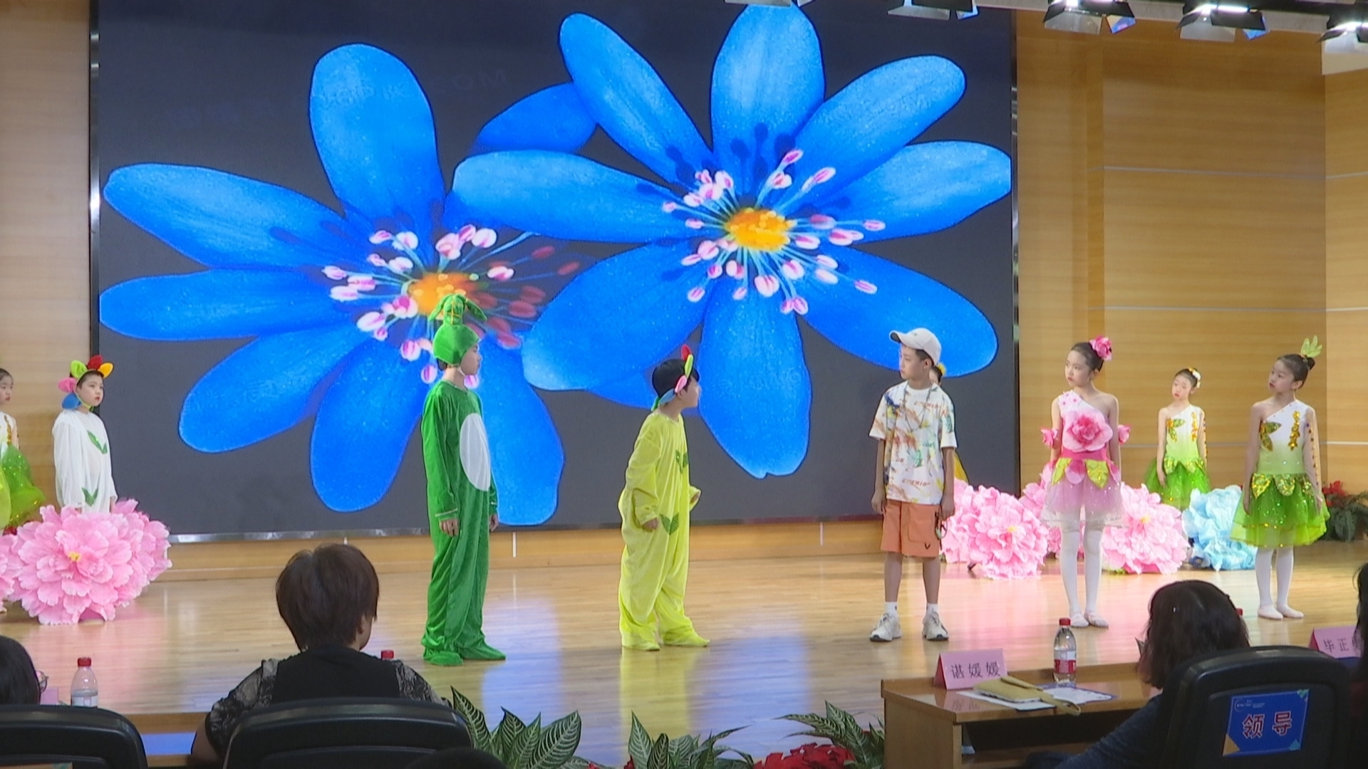 第六届“小十月戏剧节”开幕 5所学校获颁“小十月文学戏剧基地校”