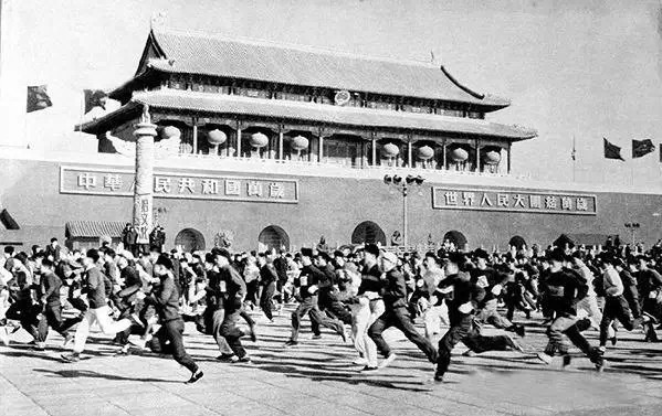 之前，每逢重大节假日，天安门城楼上才悬挂毛主席画像。“五一”、“十一”节日时，城楼正中悬挂毛泽东像，广场东侧竖立马克思、恩格斯像，西侧竖立列宁、斯大林像。“十一”国庆节与“五一”劳动节不同的是在纪念碑北侧增设孙中山画像，与城楼正中毛主席画像相对，挂像时间为节日前后一周。