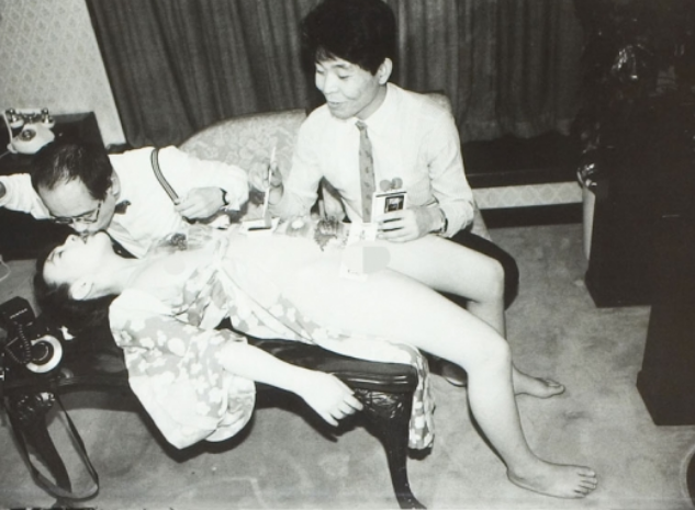 1980年代日本东京新宿的红灯区,寻欢的客人。