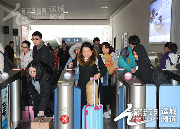 人潮拥挤的运城北站出站口