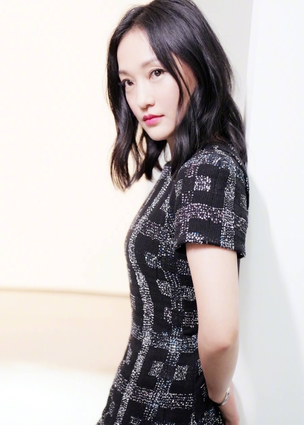 周迅写真展另类韵味 黑白色调尽显冷冽气质