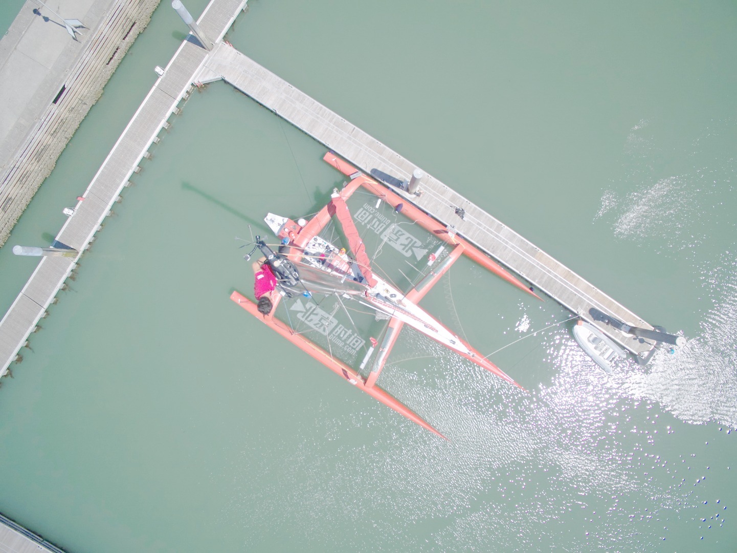 从空中俯瞰北京时间号，帆船蹦床上的标志清晰醒目。