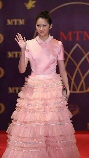 迪丽热巴和关晓彤同穿蛋糕裙,一个高贵,一个土