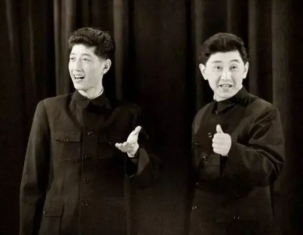 传统相声《八扇屏》里的"小孩子"都讲了谁的故事?