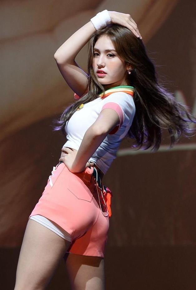 韩国I.O.I成员身着拉拉队风格服装亮相热舞，虽衣着简单，但是充满青春的气息，让人眼前一亮。