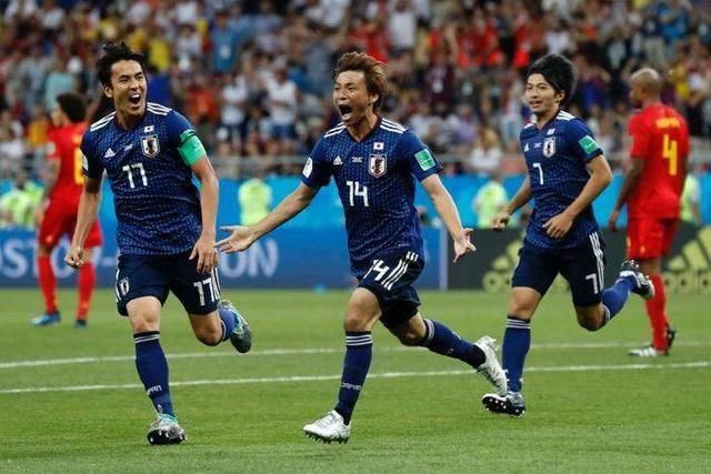 点赞!日本队抱憾出局后打扫更衣室 日本球迷含