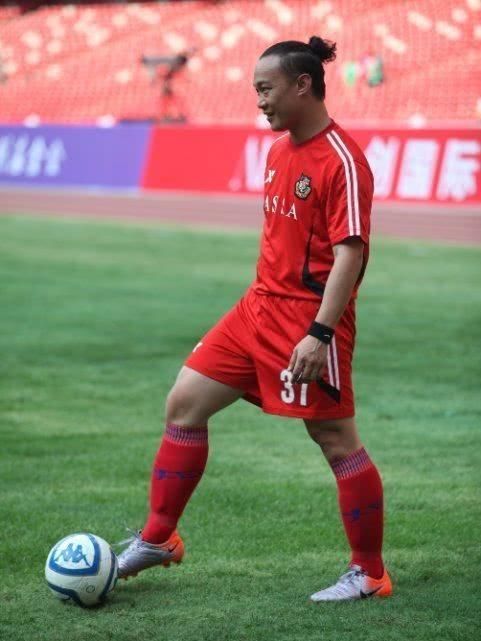 鹿晗的偶像C罗回家,李易峰的最爱梅西出局,这