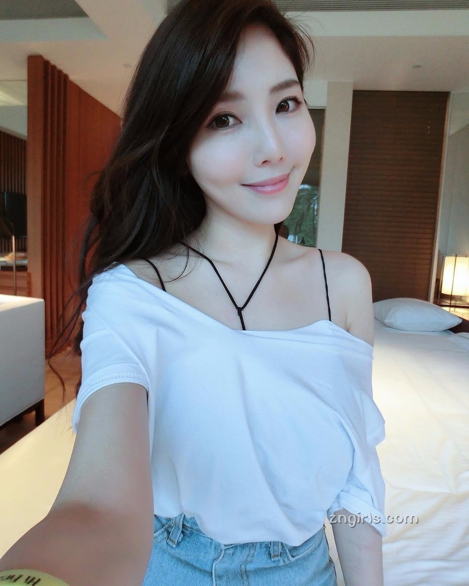 美女主播私照曝光 比基尼装尽显傲人身材