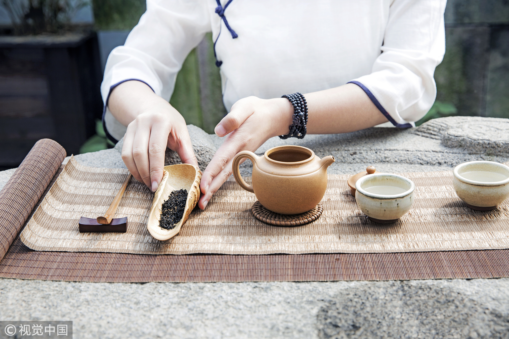 美女茶艺师秀地道茶艺:这样喝茶美颜养性还长寿