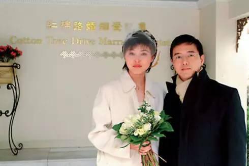 1996年，张延在上海拍摄《绕着神州走》节目时与共同主持节目的张锦程相识，之后两人于2001年重逢相恋，张锦程更在张延拍摄《粉红女郎》后成为其经纪人。2004年2月1日与张锦程于香港红棉路婚姻注册处登记结婚，2005年7月15日张延在香港剖腹生下2.89公斤的女儿。图为张锦程与张延在港领证。（资料图）