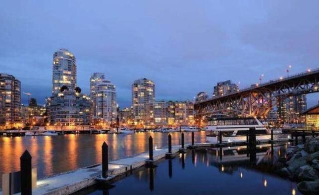 俄罗斯跟加拿大地理位置差不多,为什么经济会