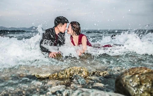 新娘穿露背礼服在海边拍结婚照,一个动作暴露