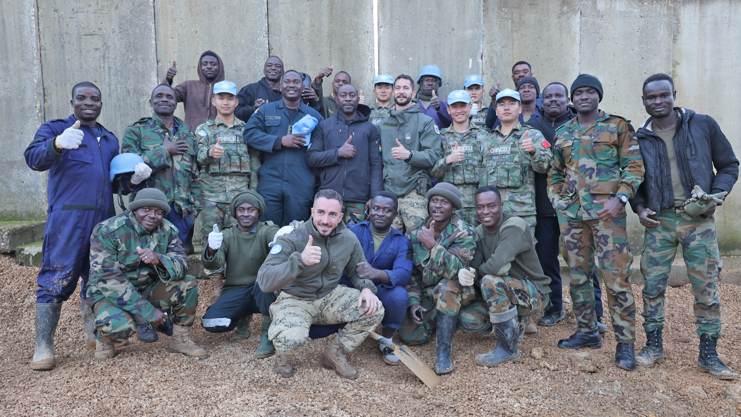 中国第22批赴黎巴嫩维和部队与多国友军协同执行防护工程任务