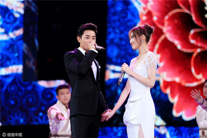 甜蜜！罗晋唐嫣跨年合唱双眼不离对方