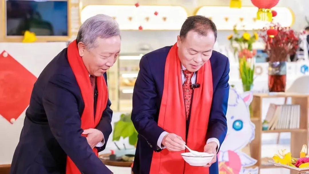 “闹元宵” 品经济 《吴晓求经济学公开课》展望经济发展新形势