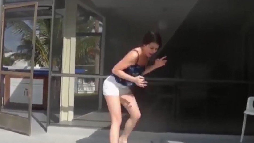 美女受到惊吓竟然学赵四跳起来街舞