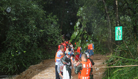 29名游客被困云南青龙峡景区山顶 官兵艰难救
