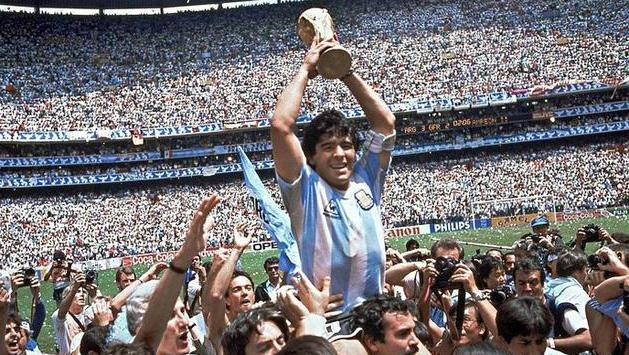 有钱能使车推汉,57岁马拉多纳与27岁女友近照