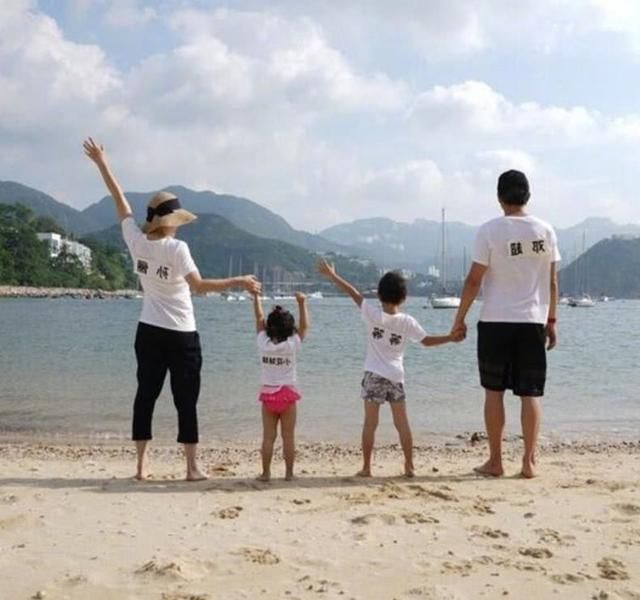 孙俪穿红色开叉裙上台发言,邓超:在我眼中她就