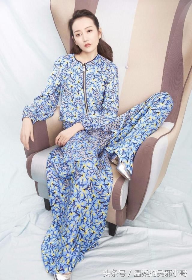 王鸥短靴紧身裤秀纤细大长腿,红色格纹衬衫搭