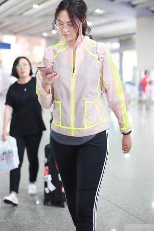 惠若琪的腿已经够长了, 穿超短裤还要两边开叉