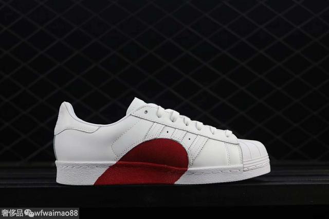 戚薇李承铉倾力代言AdidasSuperStar爱心情侣