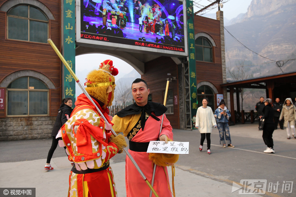 随之而来的是一些电视台和选秀节目纷纷邀请“孙大圣”带着妖魔鬼怪们频频亮相，所到之处吸引了众多粉丝争相合影。图：视觉中国