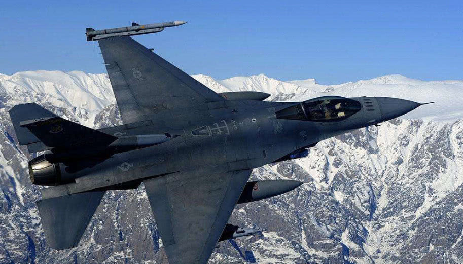 美国终于对叙利亚下手,战斗机轰炸大马士革数