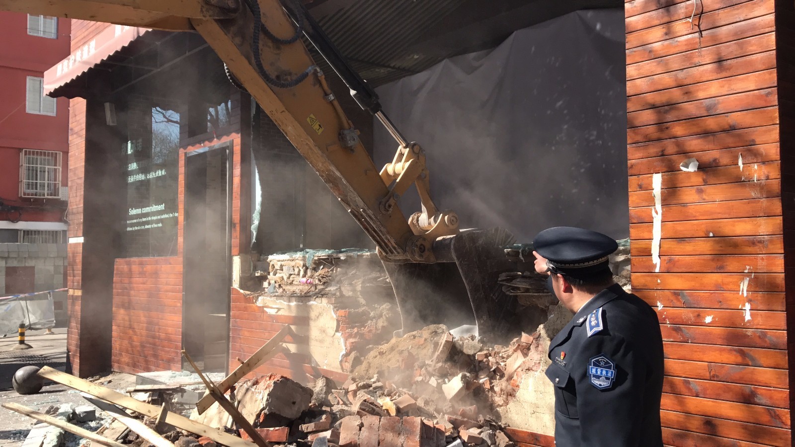 西城出台首个开墙打洞后续执照 今早吊销百余商户执照 西城出台首个开墙打洞后续执照 今早吊销百余商户执照