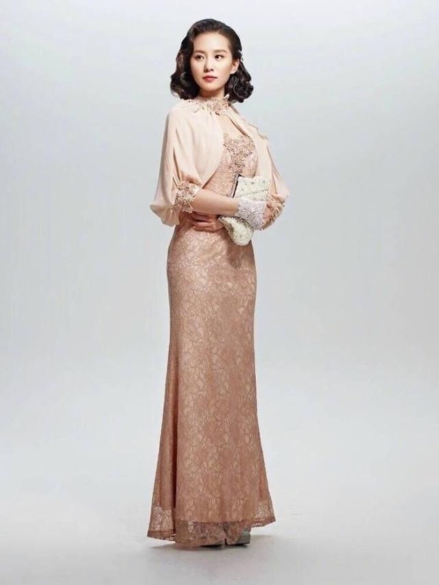 刘诗诗穿旗袍跟她妈妈一样,一种中国古典的天