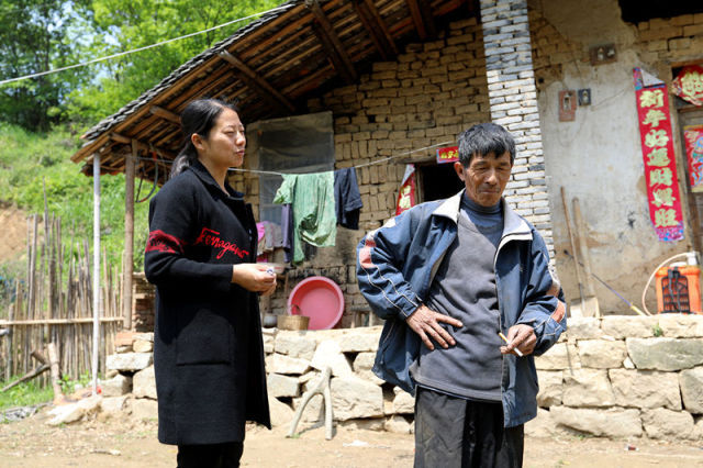 吉林省镇赉县坦途村村民在淘宝服务中心进行网站购物(4月11日摄).