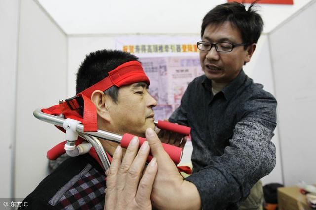 颈椎病压迫神经,头晕手麻,老军医来支招,三招见