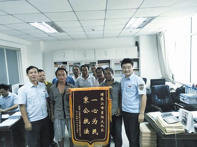 三亚市劳动保障监察支队党支部:撑伞,让劳动者