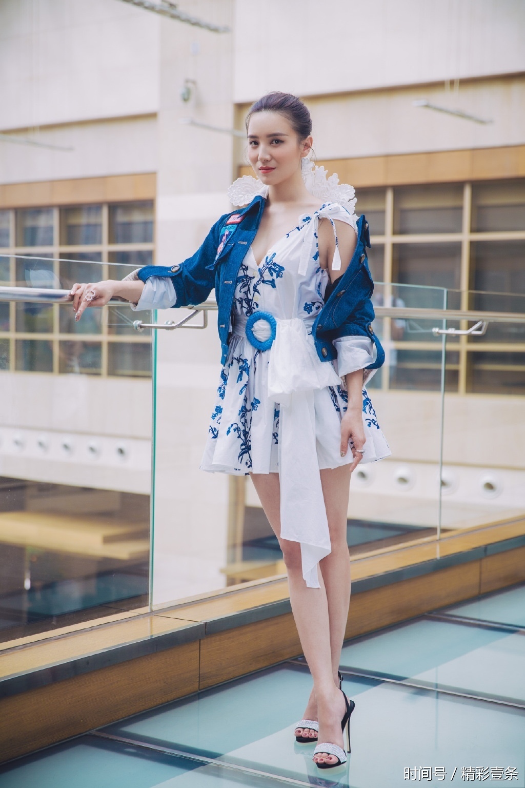 宋佳外套下面似穿泳衣凸显魅力身材