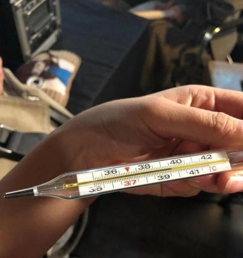 当时工作人员心疼黄晓明,晒出了发高烧的温度计,直达40度啊.
