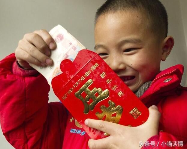 婆婆给儿子800压岁钱,女儿调皮拆开,看到数目