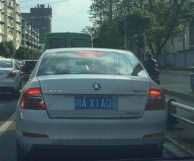 成都车主为了保留车牌号,舍弃5千万的法拉利,