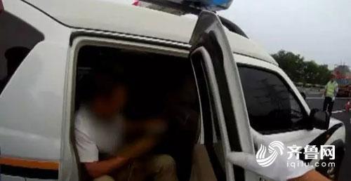 小两口高速吵架 老婆拉黑老公后独开60公里