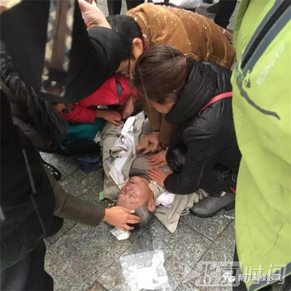 【暖新闻】“所有责任我来担!”老人晕倒呼吸骤停,风雪中他的决定暖了人心…… 【暖新闻】“所有责任我来担!”老人晕倒呼吸骤停,风雪中他的决定暖了人心……