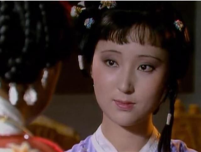 林黛玉和薛宝钗的《咏白海棠》诗,隐含着她们