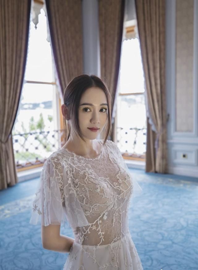 陈乔恩穿蕾丝透视裙现傲人上围,丝质睡衣秀美