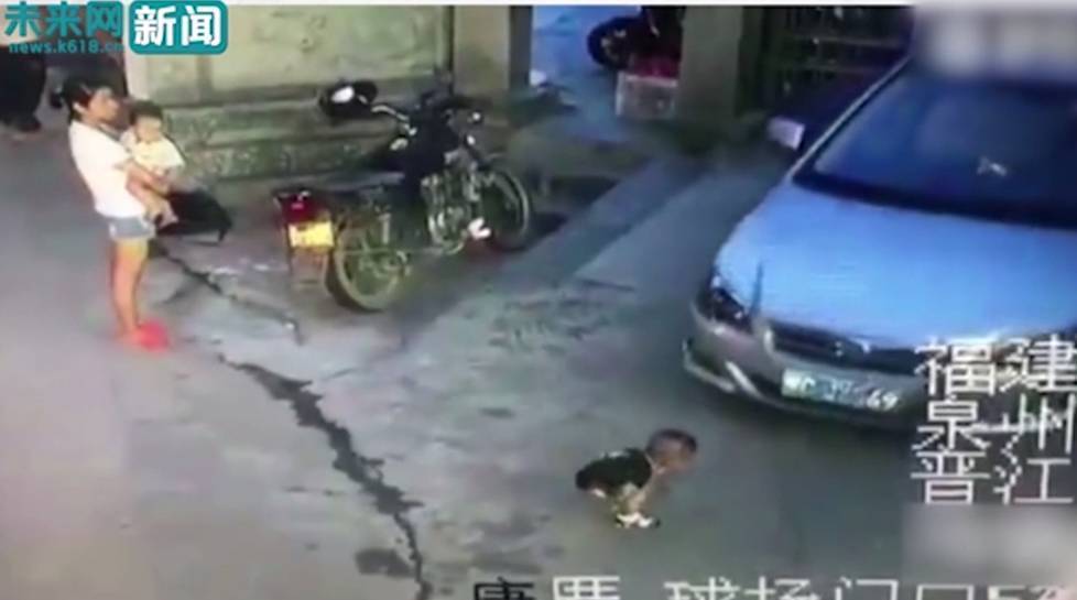 男孩遭轿车碾压 女子全程目睹毫无反应 男孩遭轿车碾压 女子全程目睹毫无反应