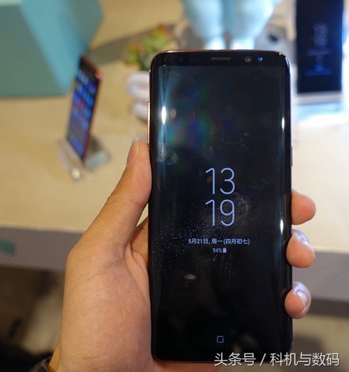 三星S8轻奢版真机,外观除了心率传感器之外和